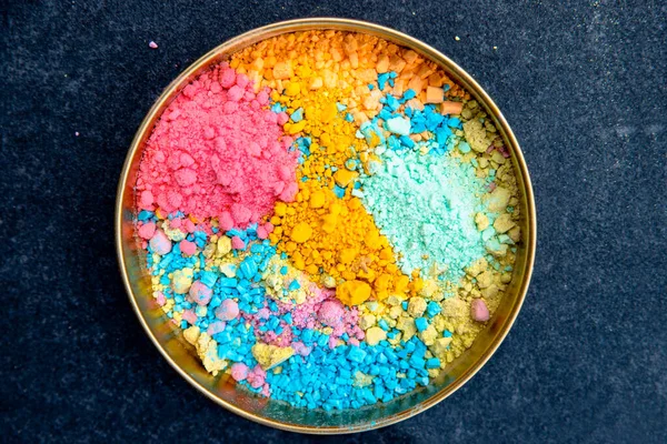 Boya için çeşitli kuru boya tozları. Kasede çeşitli canlı renkler var. Seçici odak, görünümü kapat