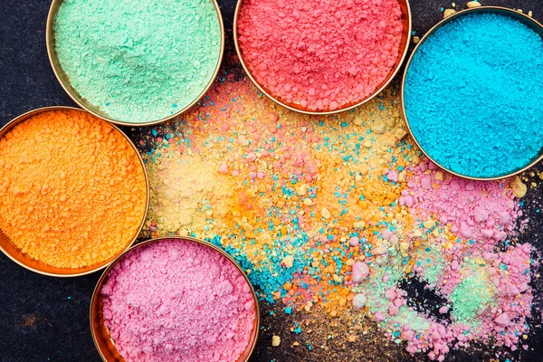Boya için çeşitli kuru boya tozları. Farklı renkler ve farklı kaseler. Seçici odak, görünümü kapat