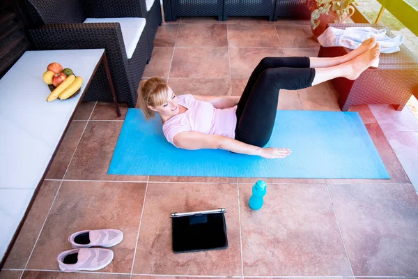 Doing Exercise Training Home Mid Adult Female Doing Core Muscles — 스톡 사진