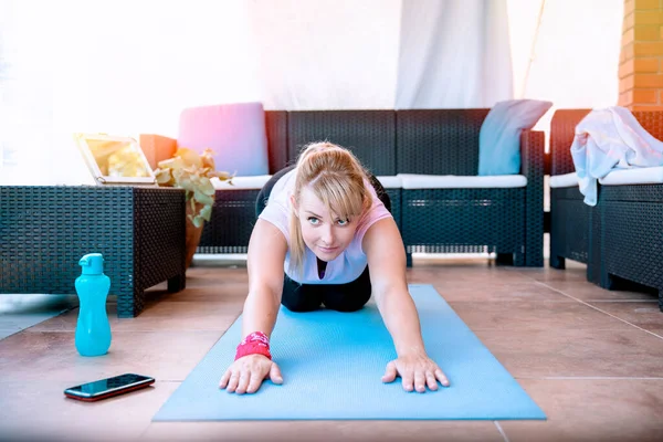 Doing Exercise Training Home Mid Adult Female Doing Core Muscles — 스톡 사진