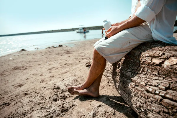 Man Sitting Tree Trunk Relaxing Legs Sand Beach Copy Space — Stock Photo, Image