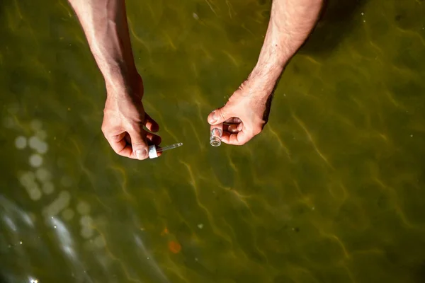Männliche Hände Entnehmen Proben Des Wassers Zur Analyse Und Kontrolle — Stockfoto