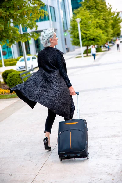 Äldre Vitt Hår Kvinna Klackar Promenader Med Bagage Till Flygplatsen — Stockfoto