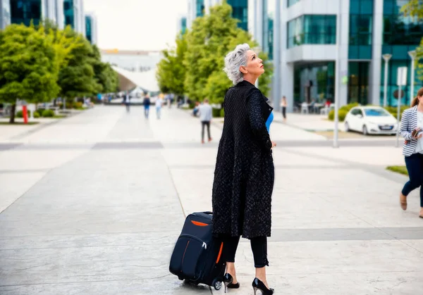 Topuklu Giyen Yaşlı Beyaz Saçlı Kadın Havaalanına Bavuluyla Gidiyor Siyahlı — Stok fotoğraf