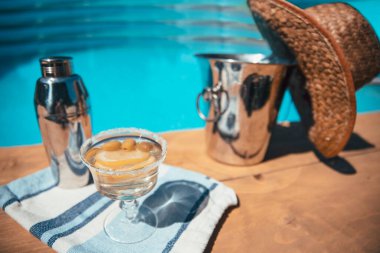Bardakta ve buz kovasında yaz kokteyli, havuz kenarında titretici ve güneş şapkası. Havuz barında ucuz içki saati. Tatilde soğuk alkollü içecek. Boşluğu kopyala