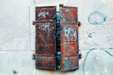 Pencere ve terk edilmiş evin eski duvarı