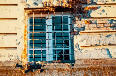 Pencere ve terk edilmiş evin eski duvarı