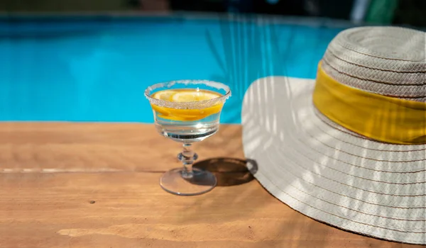 Martini Cocktail Sun Hat Pool Side Drink Pool Bar Summer — Photo
