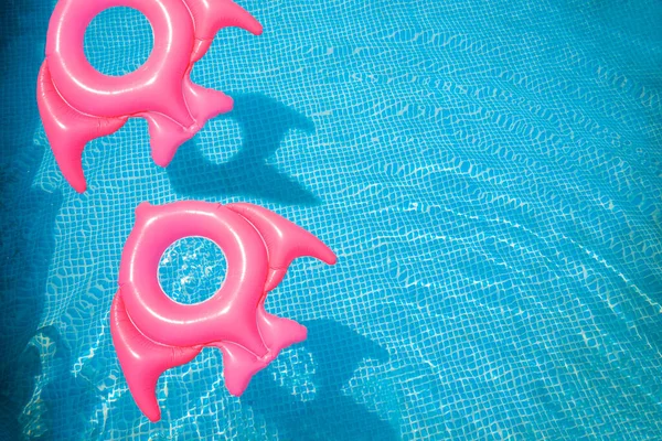 Paar Aufblasbare Rosa Schwimmkörper Türkisfarbenen Poolwasser Sauberes Schwimmbad Mit Zwei — Stockfoto