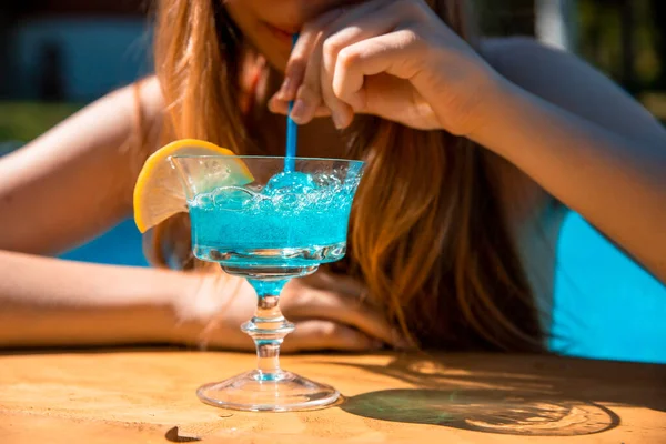 Menina Adolescente Bonita Biquíni Bebendo Coquetel Azul Segurando Palha Bar — Fotografia de Stock
