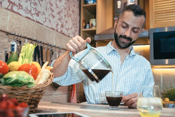 Pouring Black Coffee Glass Cup Close Unrecognizable Male Preparing Black —  Fotos de Stock