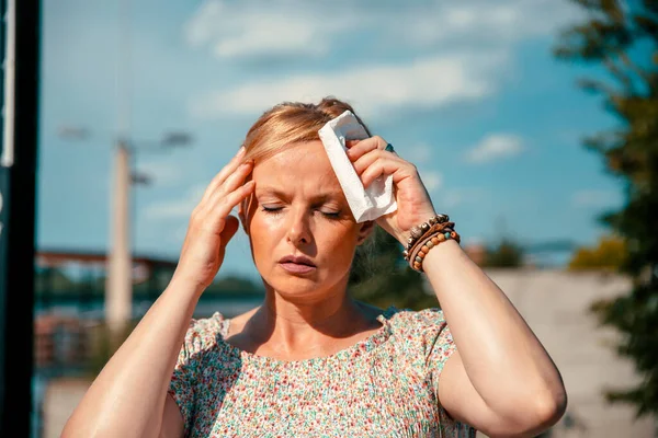 Žena Pociťující Bolest Horko Žena Úžehem Mám Úpal Letním Vedru — Stock fotografie