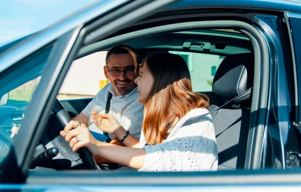 Father Teaching Her Teenage Daughter Drive Car Traveling Together Parent — ストック写真