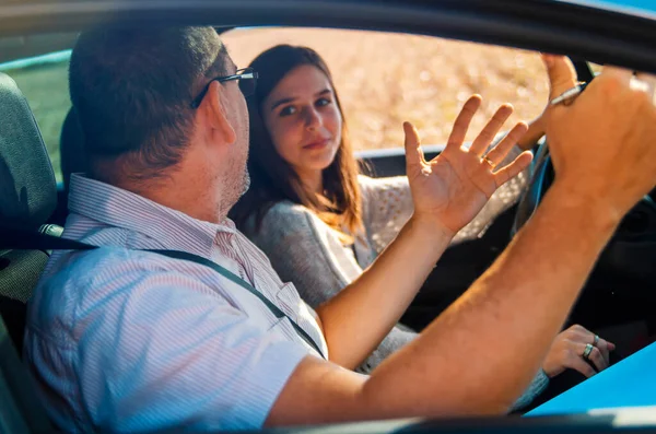 Father Teaching Her Teenage Daughter Drive Car Traveling Together Parent — Photo