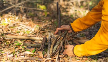 Kadın sonbahar ormanlarında ateş yakar, doğada yiyecek ısıtmaya hazırlanır, kendini ateşle ısıtır. Macera, hayatta kalma kavramı.