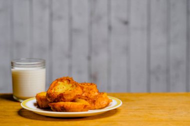 Sütlü, tarçınlı, yumurtalı İspanyol tostları. Lezzetli Paskalya tatlısı