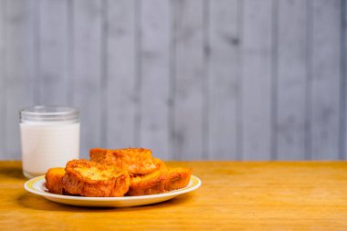 Sütlü, tarçınlı, yumurtalı İspanyol tostları. Lezzetli Paskalya tatlısı