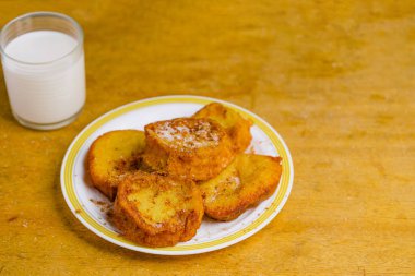 Sütlü, tarçınlı, yumurtalı İspanyol tostları. Lezzetli Paskalya tatlısı