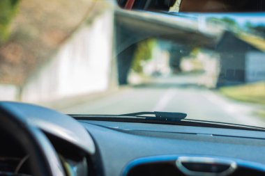 Direksiyondaki araba sürücüsünün elleri, yol gezisi, otoyolda araba sürmek.