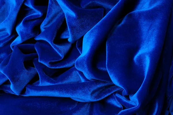 Buruşuk örgü örtüsünün mavi arkaplanı