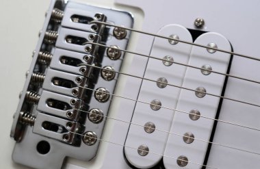 Elektro gitar pikapları ve yakın çekim dizgileri.