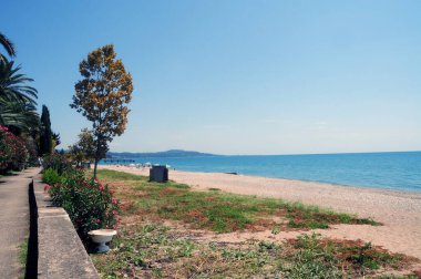 Karadeniz kıyısında zengin doğa ve palmiye ağaçları olan Abhazya 'nın güneşli plajı. Temmuz 'da Gagra.