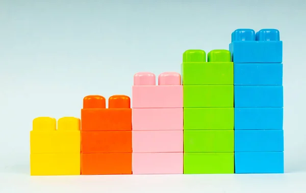 Bir Çocuk Tasarımcısının Açık Arkaplandaki Renkli Plastik Tuğlalarından Basamaklar — Stok fotoğraf