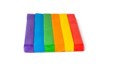 Beyaz arka planda temel renk spektrumuna sahip çocuklar için dikdörtgen plastiksi.