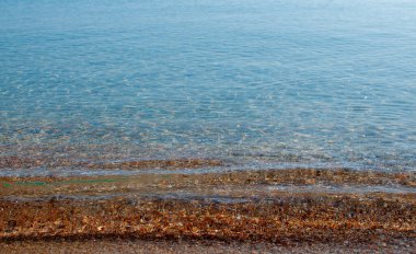 İskeleli deniz kıyısı.