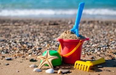 Çocuk kovası ve deniz kenarında kumda oynamak için diğer plastik oyuncaklar..