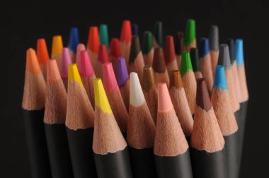 Yaratıcılık için renkli suluboya kalemler. Yakın plan..