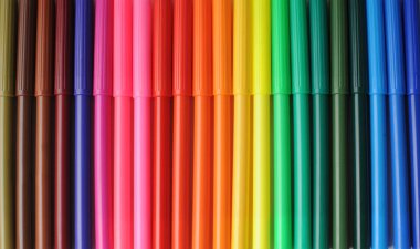 Keçeli kalemlerin yakın plan çekimleri için renkli arkaplan.