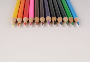 Hafif bir arka plan üzerinde renkli kalemler set