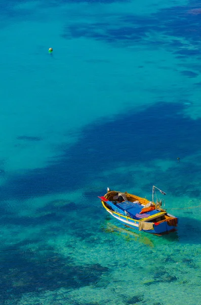 Bateau de pêche en lagune bleue Photo De Stock