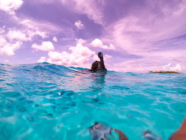 Young Black Woman Snorkeling Maldives — Stock Photo, Image