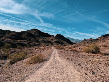 Arizona Havasu Gölü etrafındaki kanyonlarda SARA Yürüyüş Patikası