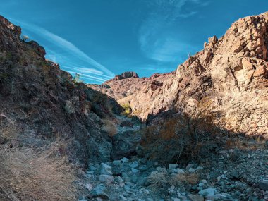Arizona Havasu Gölü etrafındaki kanyonlarda SARA Yürüyüş Patikası