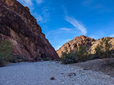 Arizona Havasu Gölü etrafındaki kanyonlarda SARA Yürüyüş Patikası