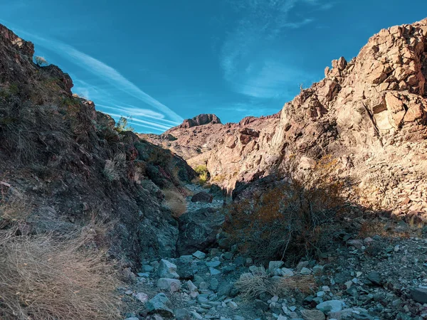 Arizona Havasu Gölü etrafındaki kanyonlarda SARA Yürüyüş Patikası