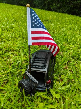 Oyuncak Araba FJ Cruiser Amerikan Bayrağını Taşıyor
