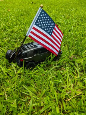 Oyuncak Araba FJ Cruiser Amerikan Bayrağını Taşıyor