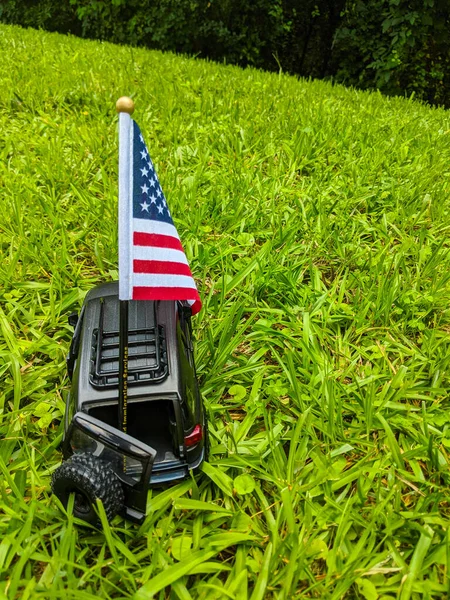 Oyuncak Araba FJ Cruiser Amerikan Bayrağını Taşıyor