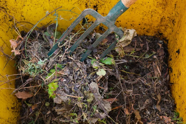 Fourche de jardin tournant compost arrière-cour. — Photo