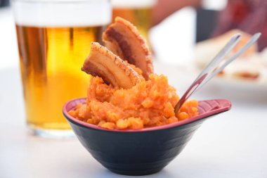 Patatas machaconas, torreznos, paprika ve sarımsaklı patates püresi..