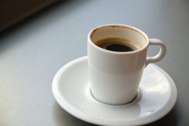 Bitmemiş bir fincan kahvenin kapağını kapat..