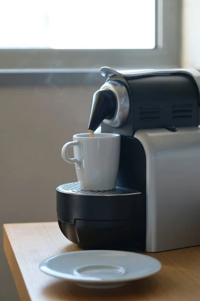 Máquina de café vertiendo un expresso en una taza. — Foto de Stock