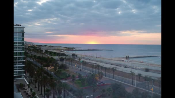 Waktu matahari terbit di atas playa de levante di Barcelona. — Stok Video