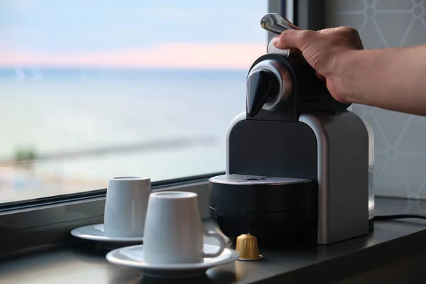 Preparación manual de café en una máquina de café con cápsulas. — Foto de Stock