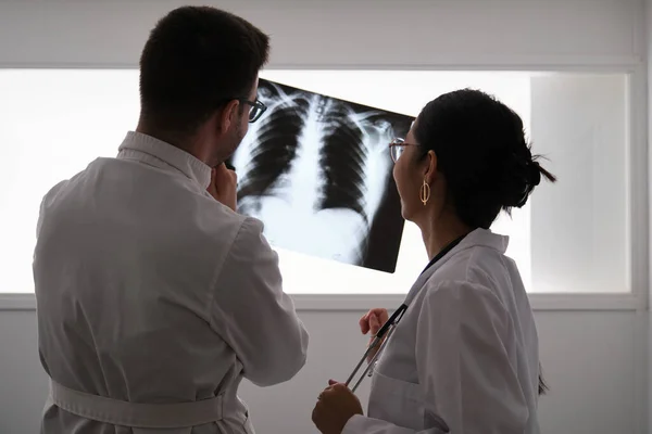 Equipo médico profesional examinando una radiografía de pacientes. —  Fotos de Stock