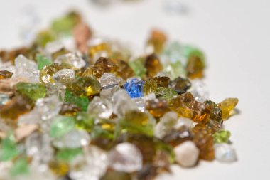 Parçalanmış parçalanmış geri dönüşümlü cam parçacıkları.